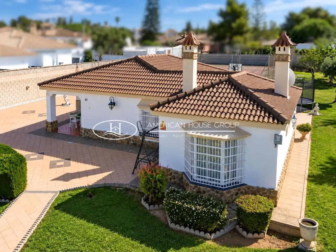 Vista exterior de Casa o xalet en venda en Chiclana de la Frontera amb Aire condicionat, Jardí privat i Traster