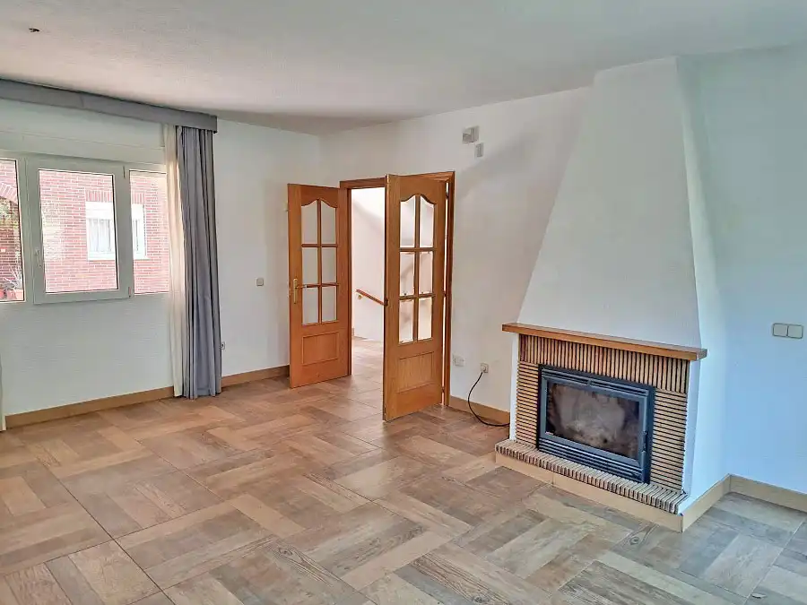 Sala d'estar de Casa adosada en venda en Torrelodones amb Calefacció, Jardí privat i Parquet