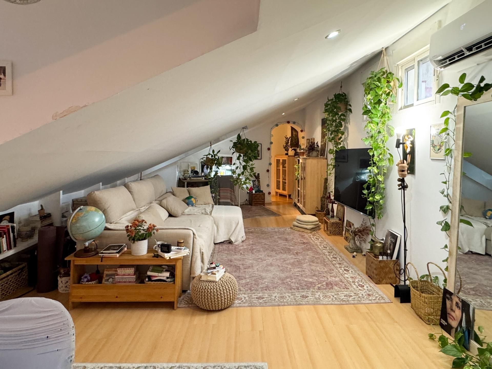 Sala d'estar de Àtic en venda en  Madrid Capital amb Aire condicionat