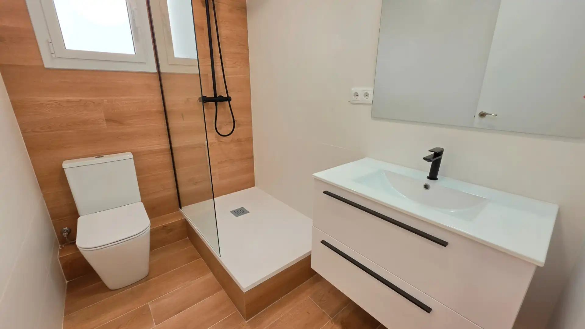 Badezimmer von Wohnung zum Verkauf in Tarragona mit Klimaanlage, Heizung und Parkett