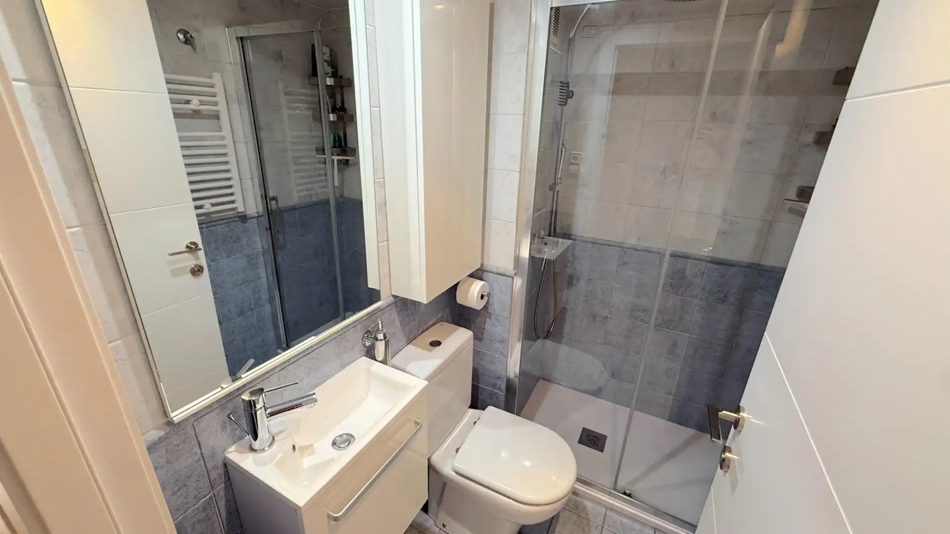 Bathroom of Flat for sale in Barcelona  with Air Conditioner, Heating and Parquet flooring