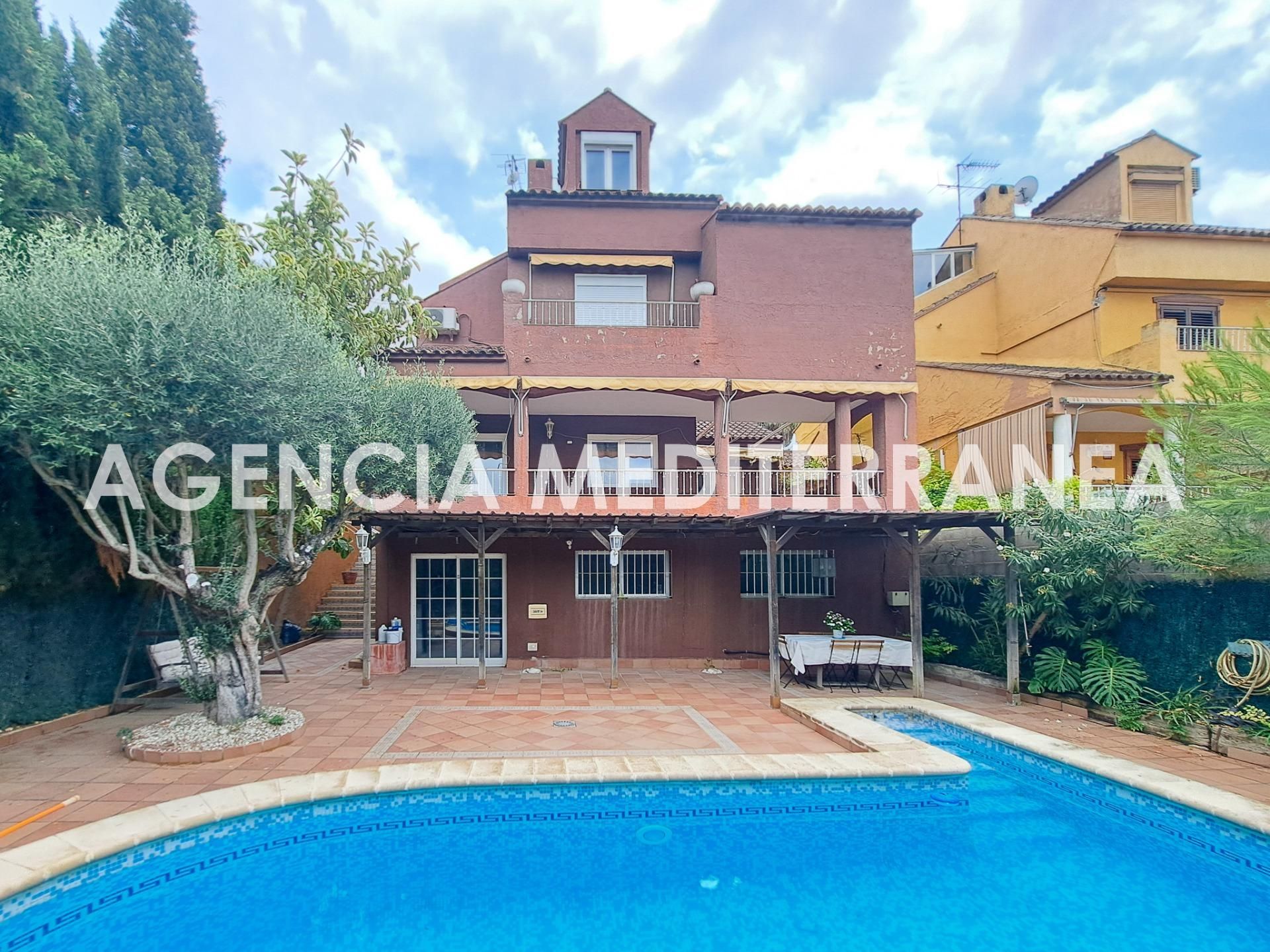 Vista exterior de Casa adosada en venda en Paterna amb Aire condicionat, Calefacció i Jardí privat