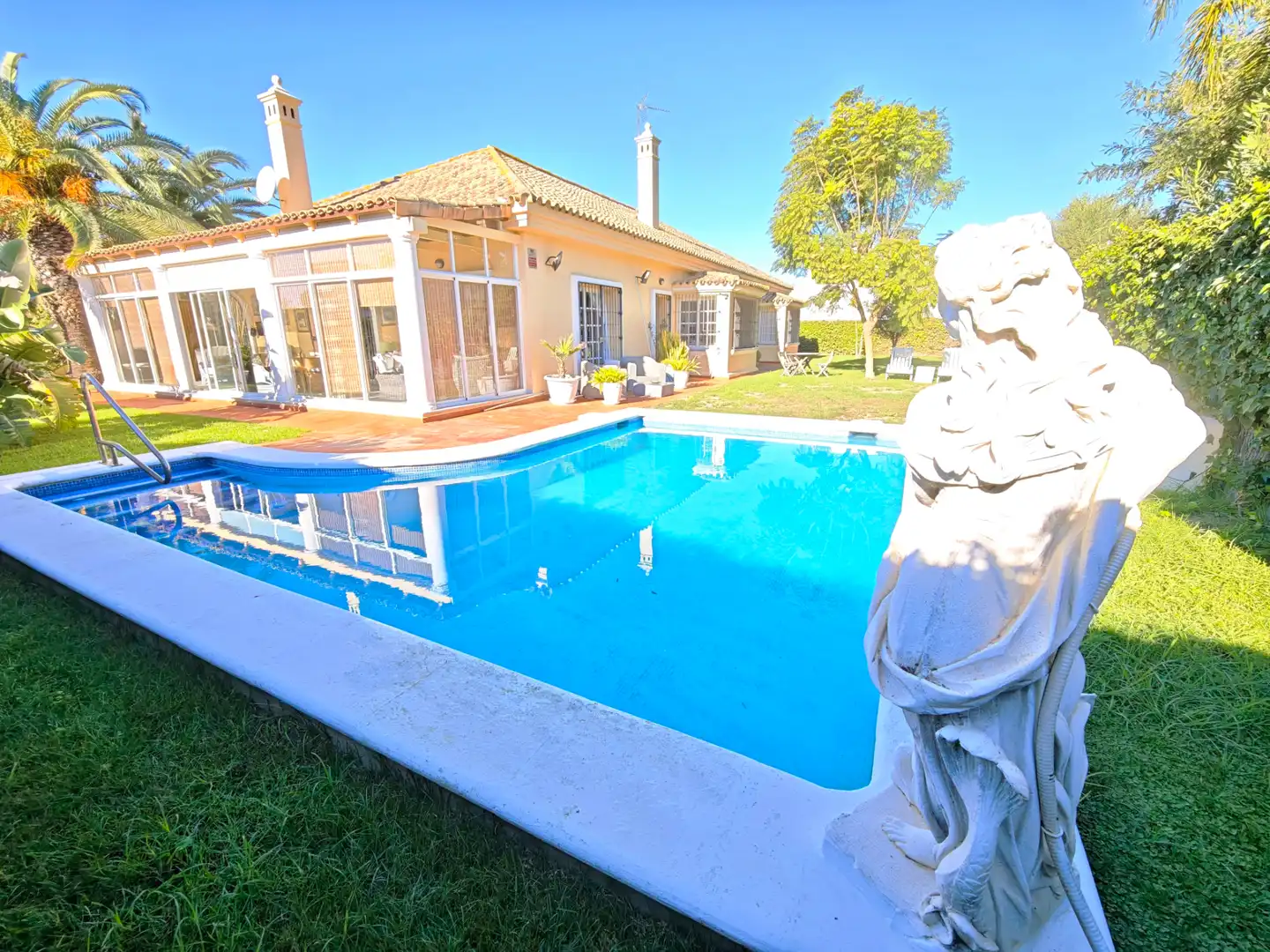Piscina de Casa o xalet en venda en Chiclana de la Frontera amb Aire condicionat, Calefacció i Jardí privat