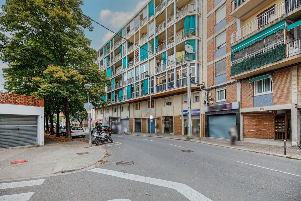 Vista exterior de Pis en venda en Girona Capital amb Calefacció