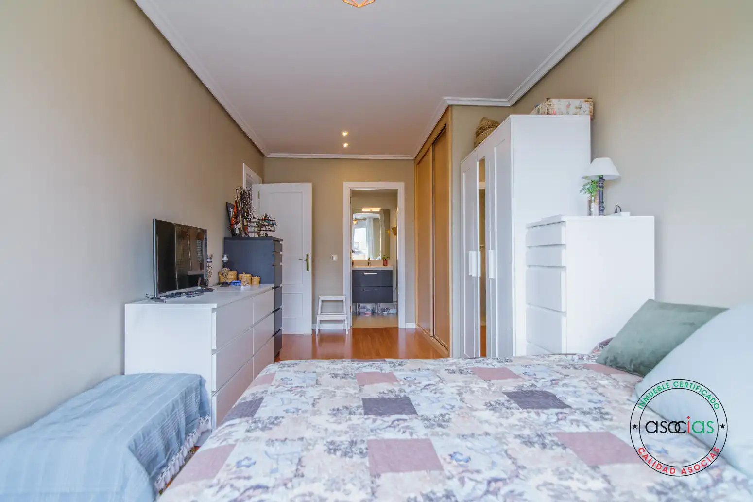 Dormitori de Àtic en venda en Oviedo  amb Calefacció, Jardí privat i Parquet