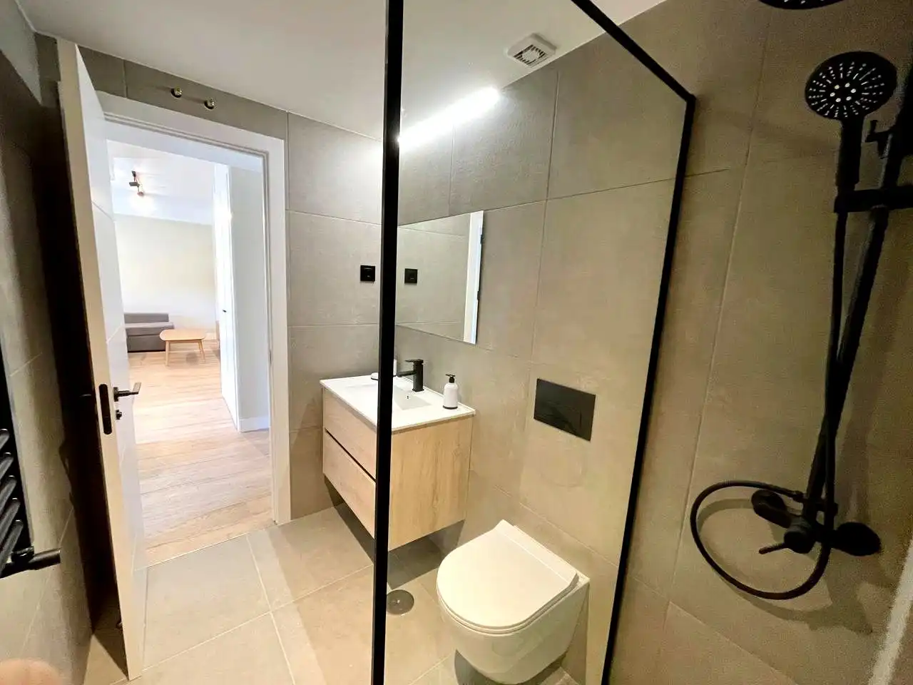Bany de Apartament de lloguer en Madrid amb Aire condicionat, Calefacció i Moblat