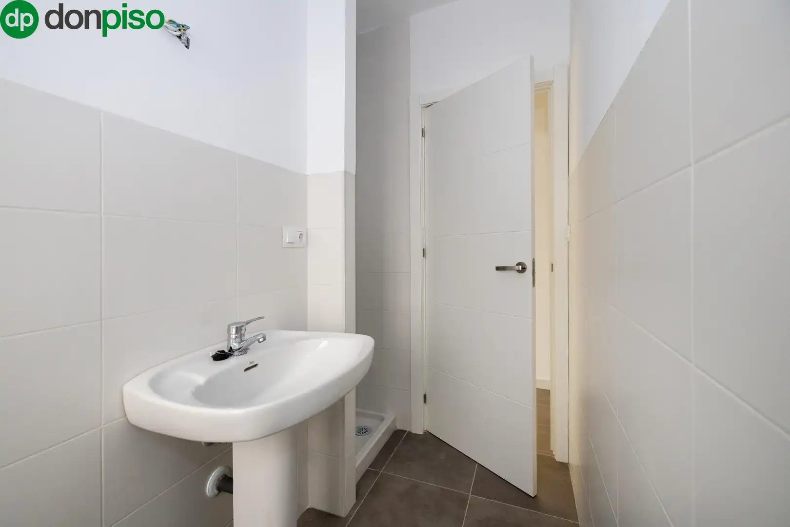 Bathroom of Flat for sale in Granada  with Terrace and Balcony