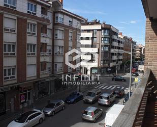 Vista exterior de Pis en venda en Siero amb Calefacció, Terrassa i Traster