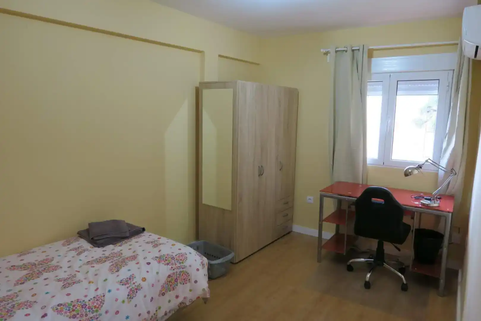 Dormitori de Apartament per a compartir en Sevilla amb Aire condicionat, Parquet i Moblat