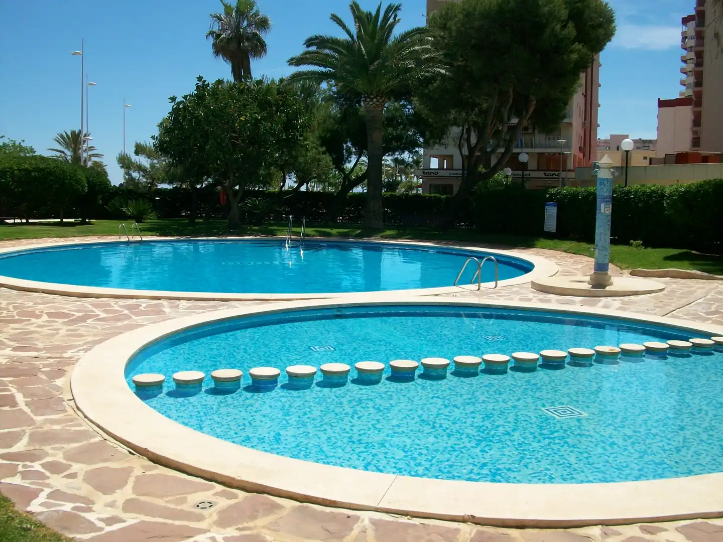 Piscina de Apartament de lloguer en Gandia amb Aire condicionat, Terrassa i Moblat