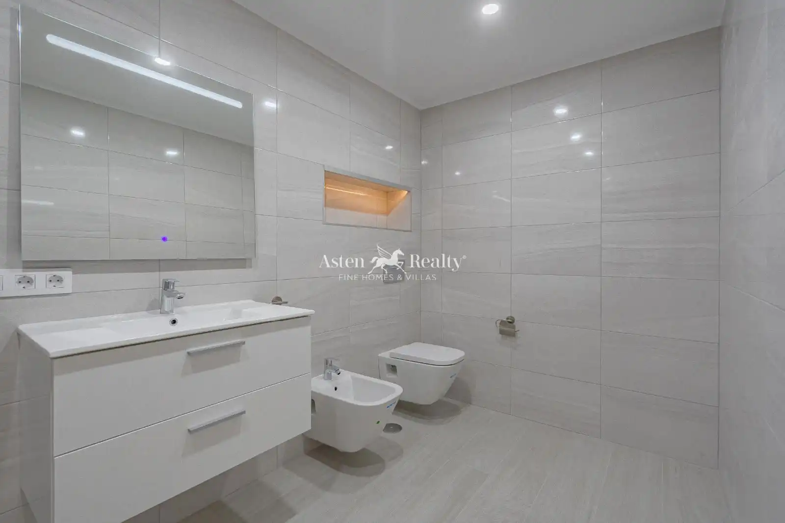 Baño de Piso en venta en Arona con Aire acondicionado, Parquet y Terraza