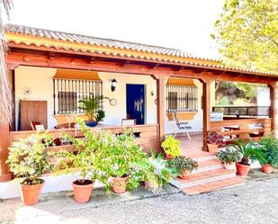 Vista exterior de Casa o xalet en venda en Chiclana de la Frontera amb Jardí privat, Terrassa i Traster