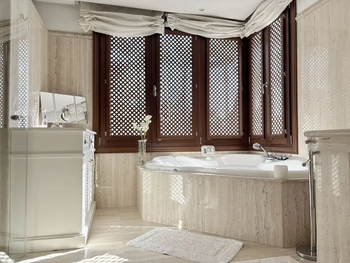 Bathroom of Flat for sale in Marbella  with Terrace, Storage room and Swimming Pool