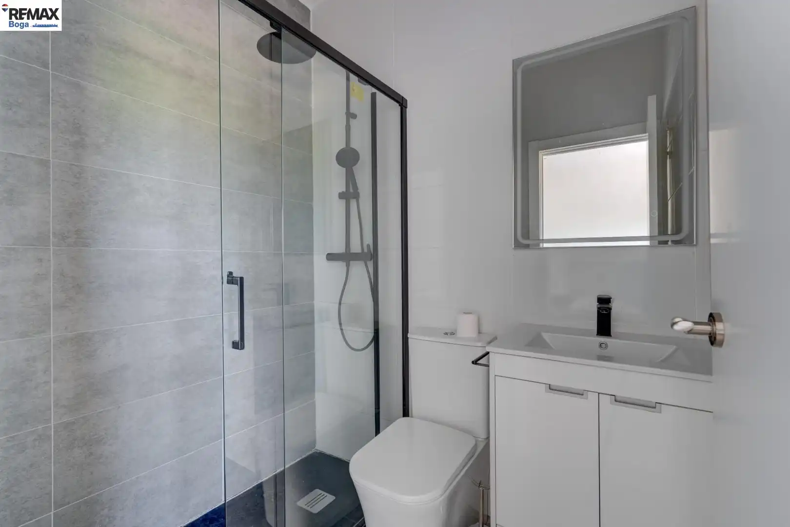 Bathroom of Commercial properties for sale in Cordovín  with Furnished