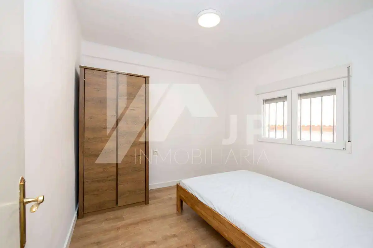 Habitación de Piso de alquiler en Granada con Aire acondicionado, Amueblado y Lavadora