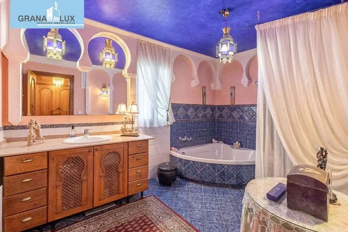 Bathroom of Houses for sale in Almuñécar  with Air Conditioner, Heating and Private garden