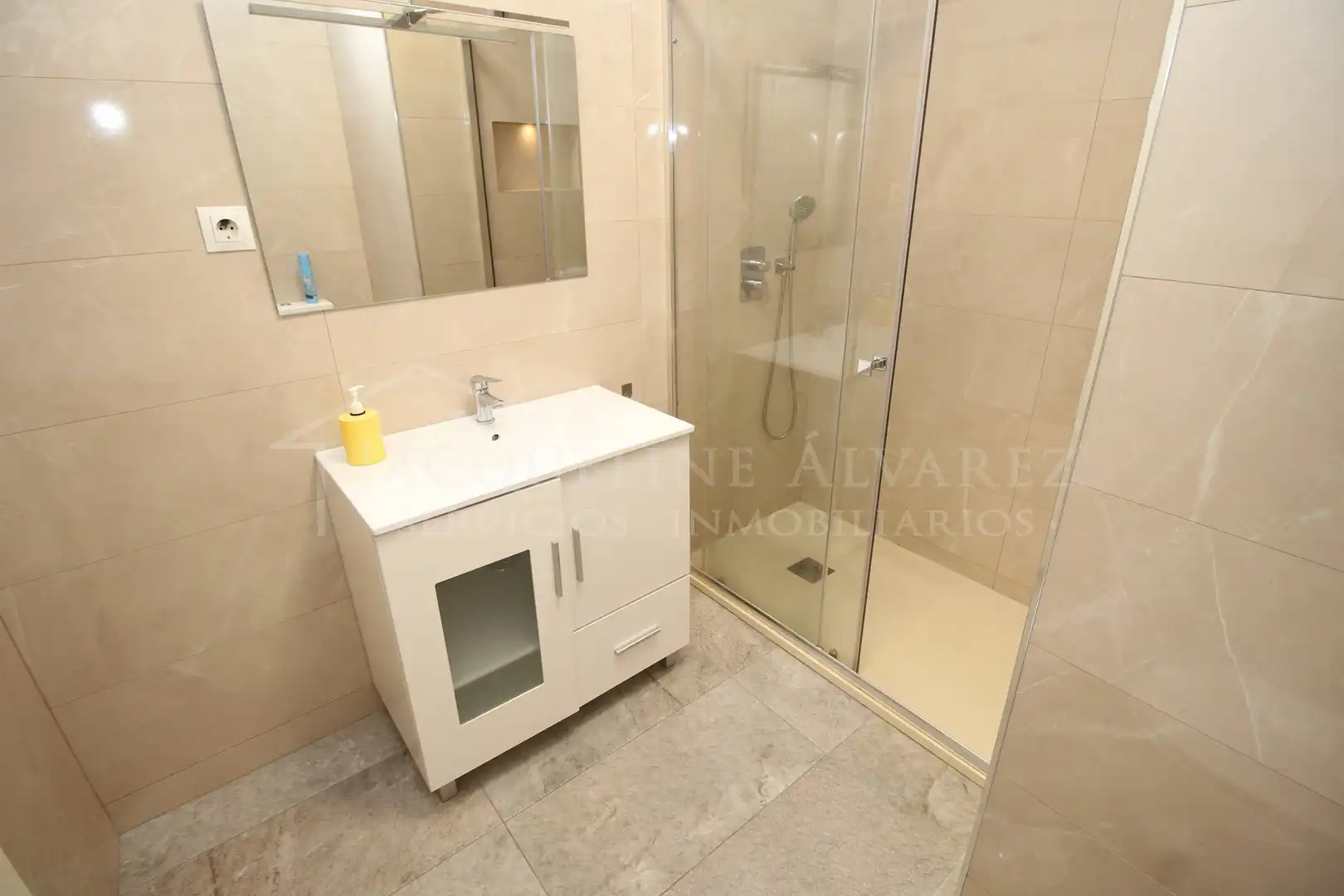 Bathroom of Flat for sale in Parla  with Parquet flooring