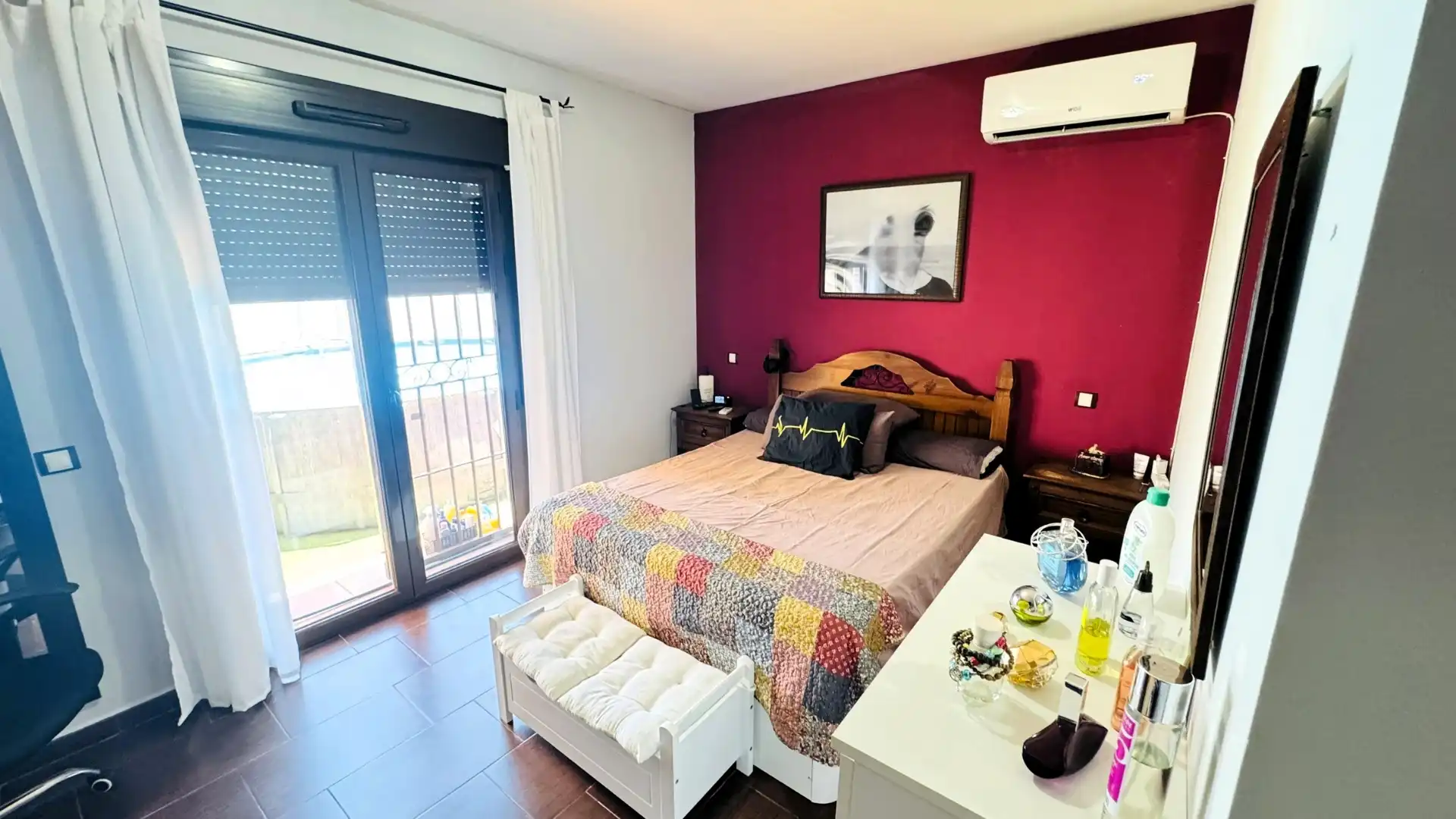 Dormitori de Casa o xalet en venda en Cedillo del Condado amb Aire condicionat, Calefacció i Jardí privat