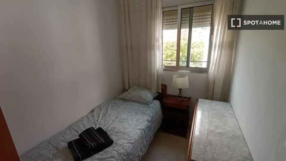Habitación en Doctor Barraquer - G. Renfe - Policlínico