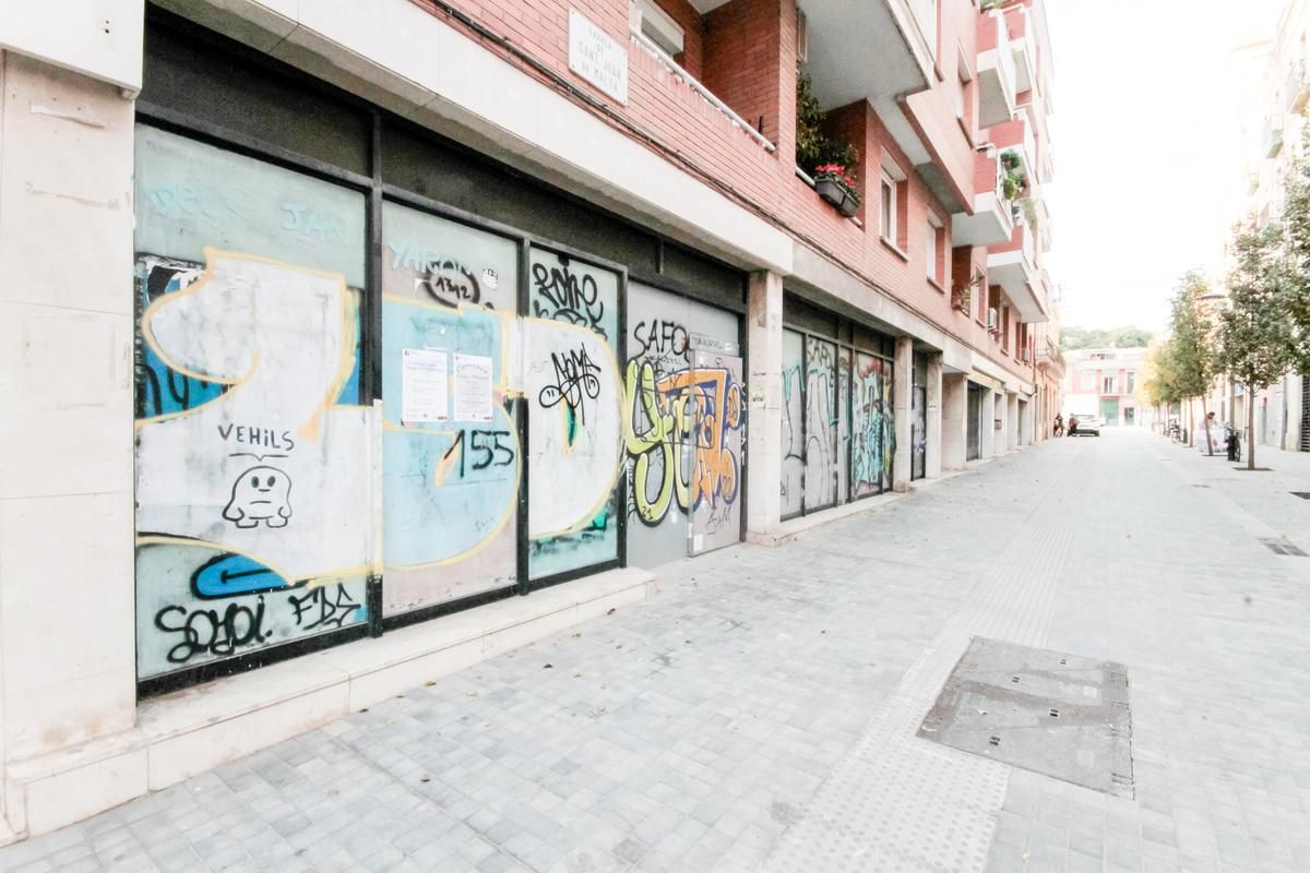 Vista exterior de Local en venda en  Barcelona Capital