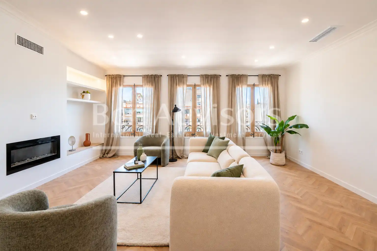 Piso con terraza en venta en Carrer de Girona, imagen 2