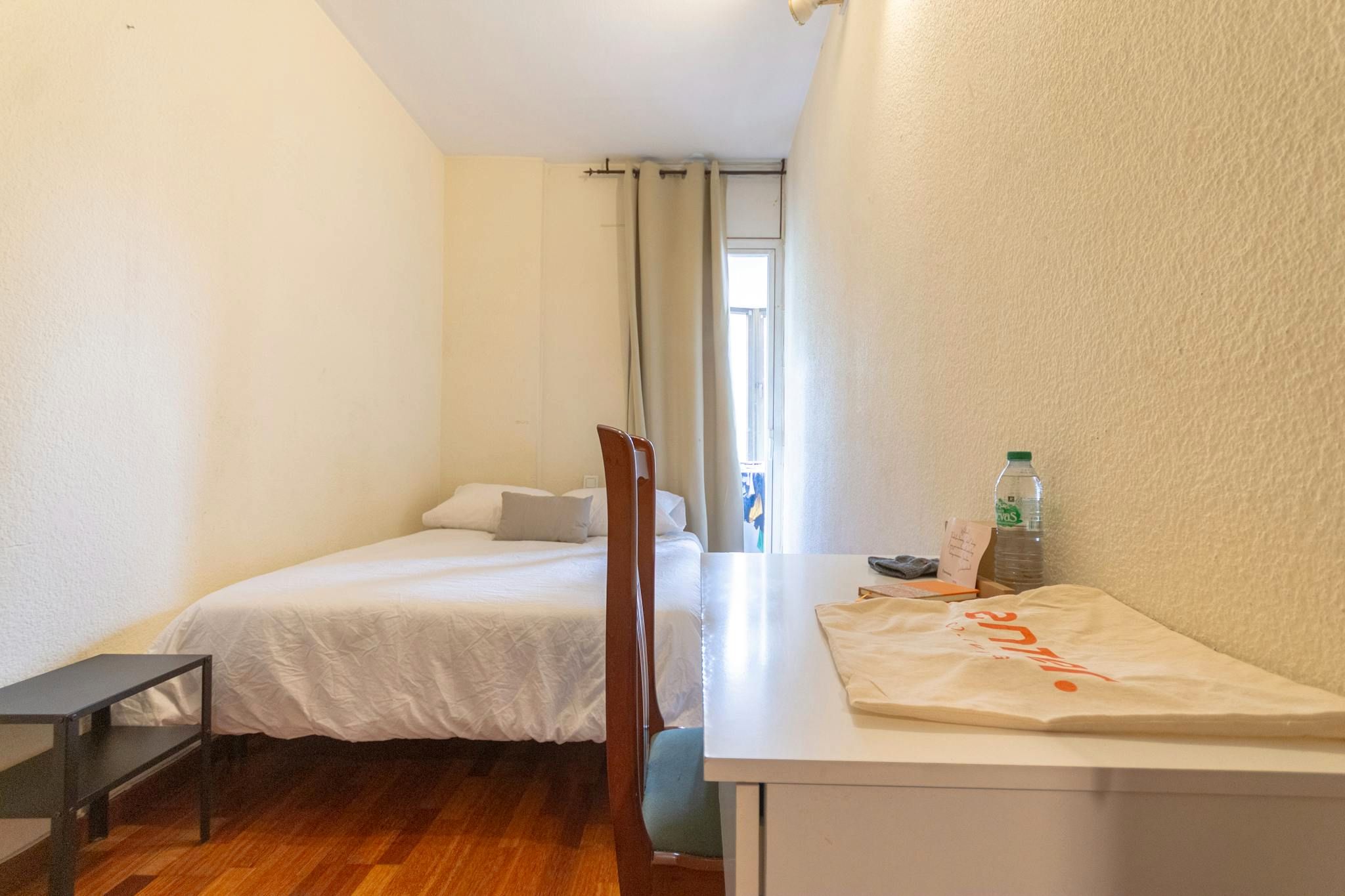 Bedroom of Flat to share in  Barcelona Capital  with Heating, Furnished and Washing machine