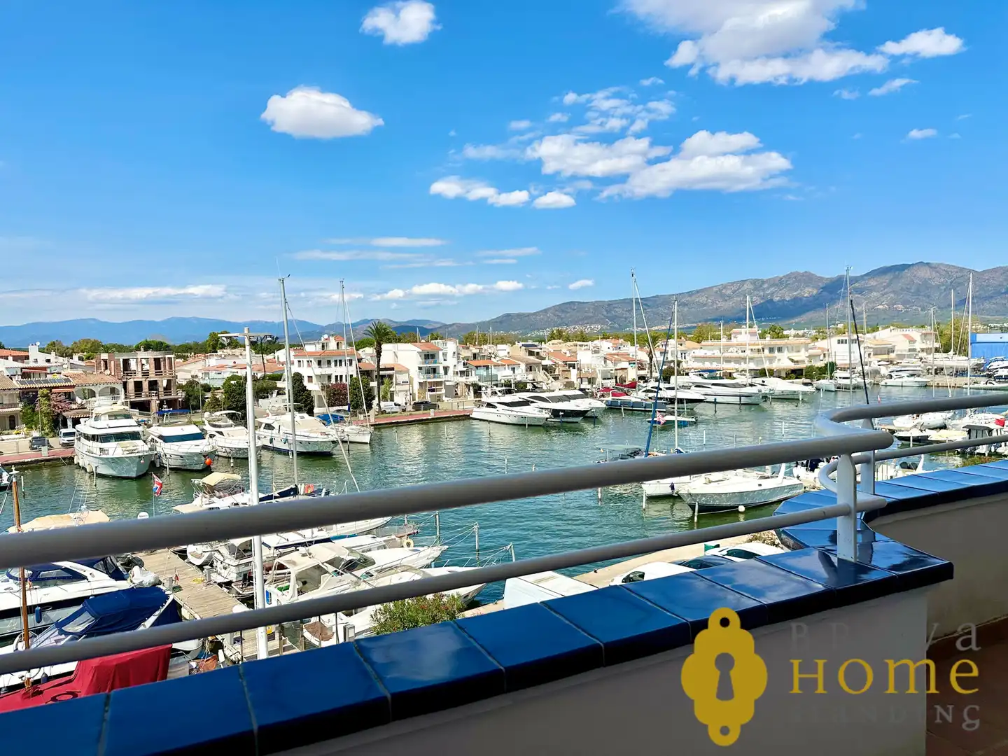 Außenansicht von Dachboden zum Verkauf in Empuriabrava mit Klimaanlage, Terrasse und Möbliert