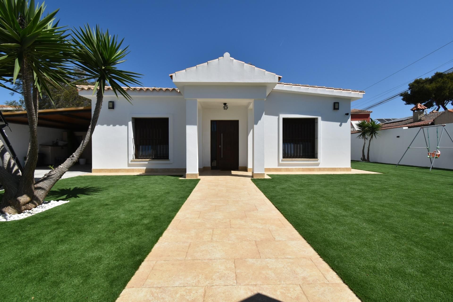Vista exterior de Casa o xalet en venda en Chiclana de la Frontera amb Aire condicionat, Calefacció i Jardí privat