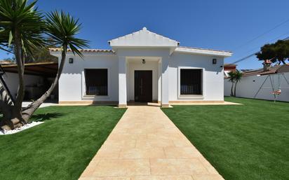 Vista exterior de Casa o xalet en venda en Chiclana de la Frontera amb Aire condicionat, Calefacció i Jardí privat