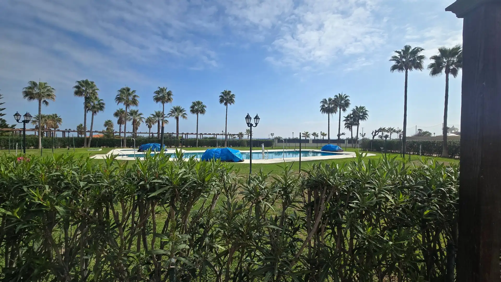 Schwimmbecken von Erdgeschoss zum Verkauf in Manilva mit Klimaanlage, Terrasse und Möbliert