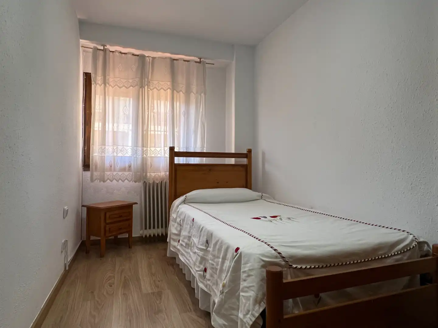 Dormitori de Pis en venda en Jaca amb Calefacció, Terrassa i Moblat
