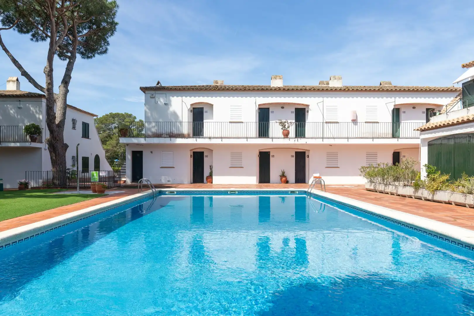 Schwimmbecken von Wohnung zum Verkauf in Palafrugell mit Klimaanlage, Privatgarten und Terrasse