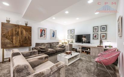 Living room of Flat to rent in  Madrid Capital  with Air Conditioner, Heating and Parquet flooring