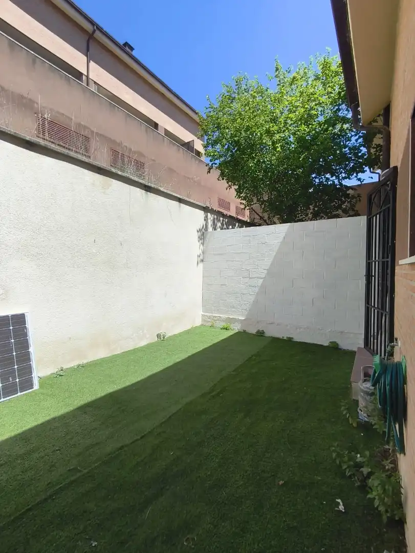 Garten von Einfamilien-Reihenhaus zum Verkauf in Casarrubios del Monte mit Klimaanlage, Heizung und Privatgarten
