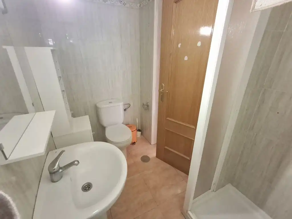 Baño de Piso en venta en La Roda con Calefacción, Trastero y Balcón