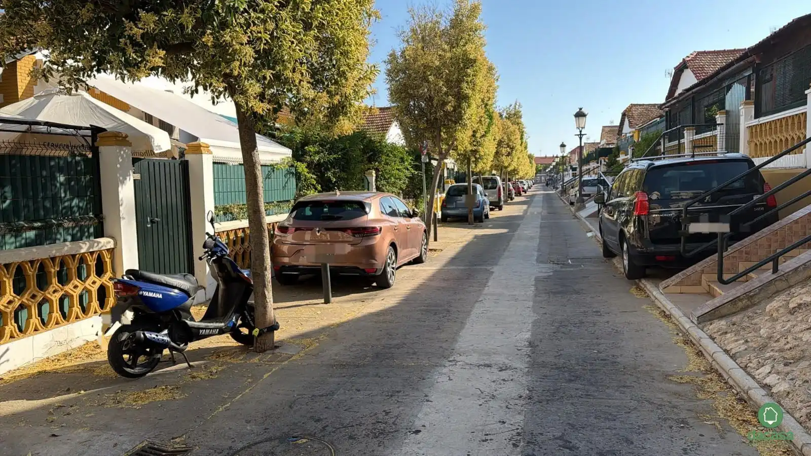 Außenansicht von Einfamilien-Reihenhaus zum Verkauf in Huelva mit Klimaanlage, Privatgarten und Abstellraum