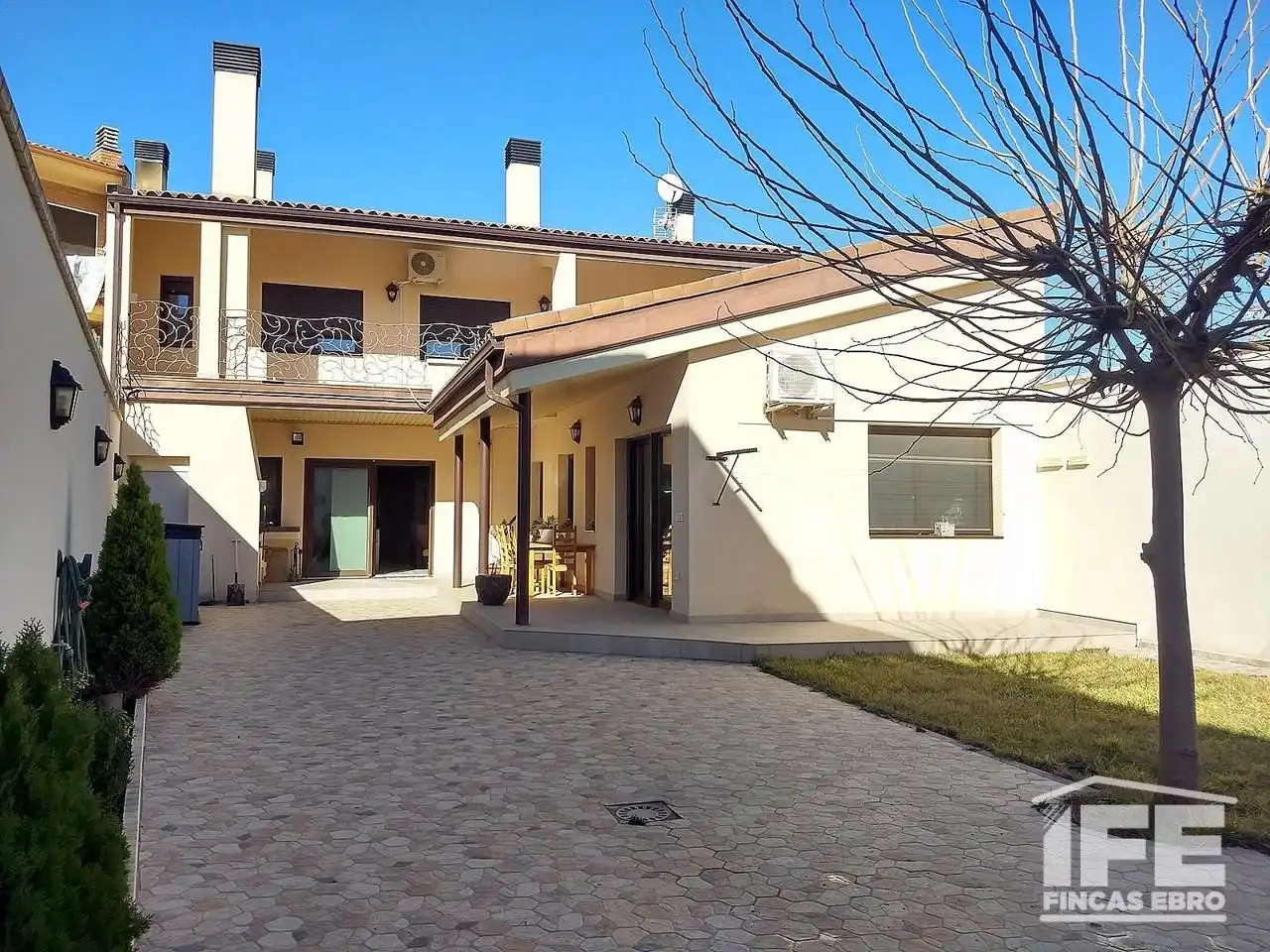 Vista exterior de Casa o xalet en venda en Alagón amb Aire condicionat, Calefacció i Jardí privat