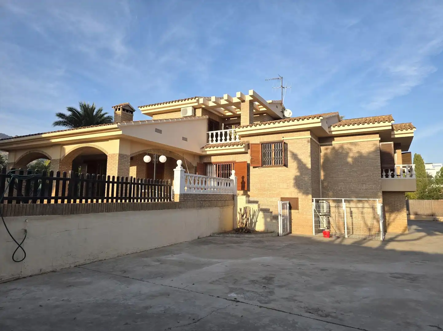 Vista exterior de Casa o chalet de alquiler en Benicasim / Benicàssim con Aire acondicionado, Jardín privado y Trastero
