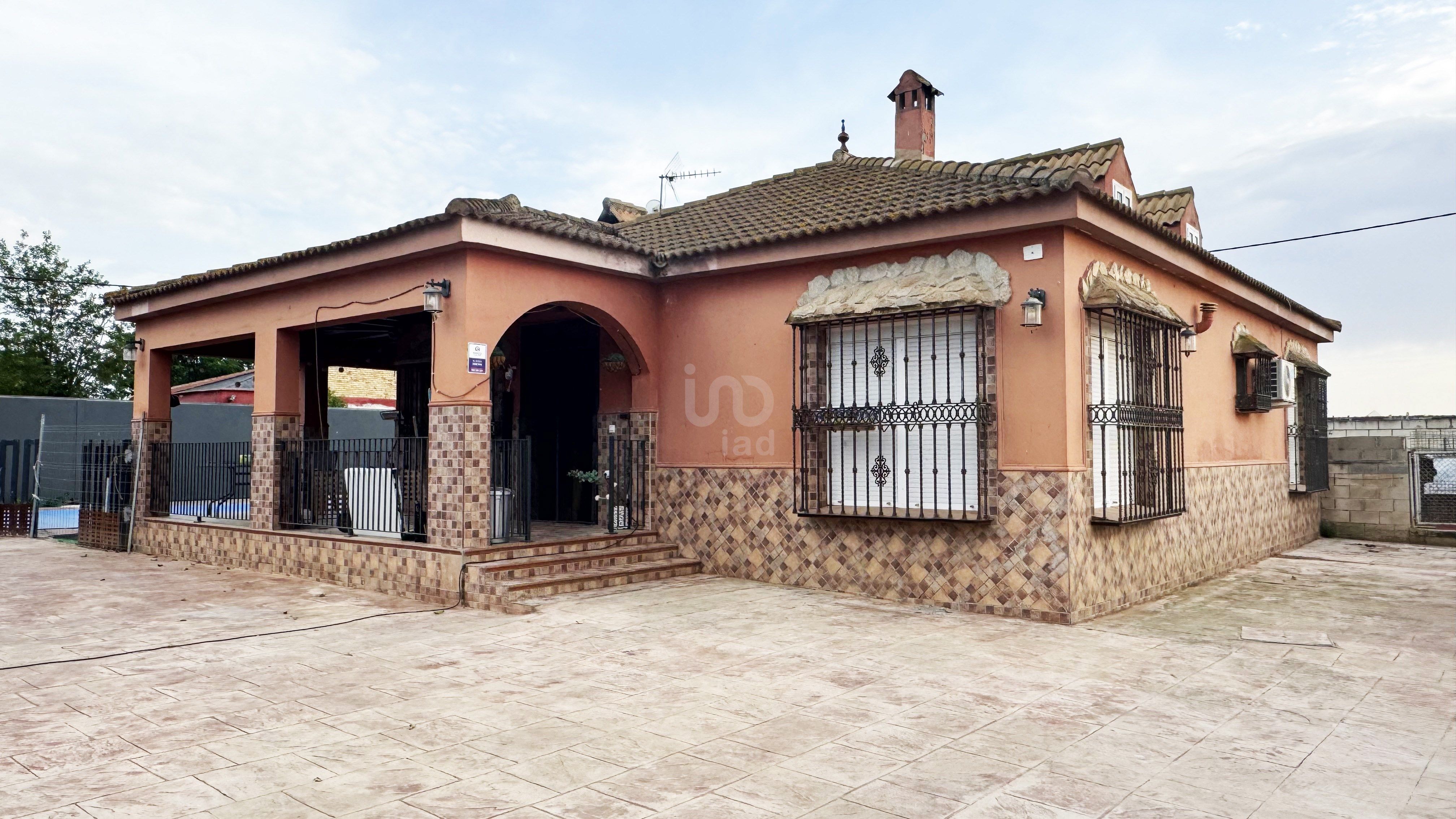 Vista exterior de Casa o xalet en venda en Carmona amb Aire condicionat, Calefacció i Terrassa