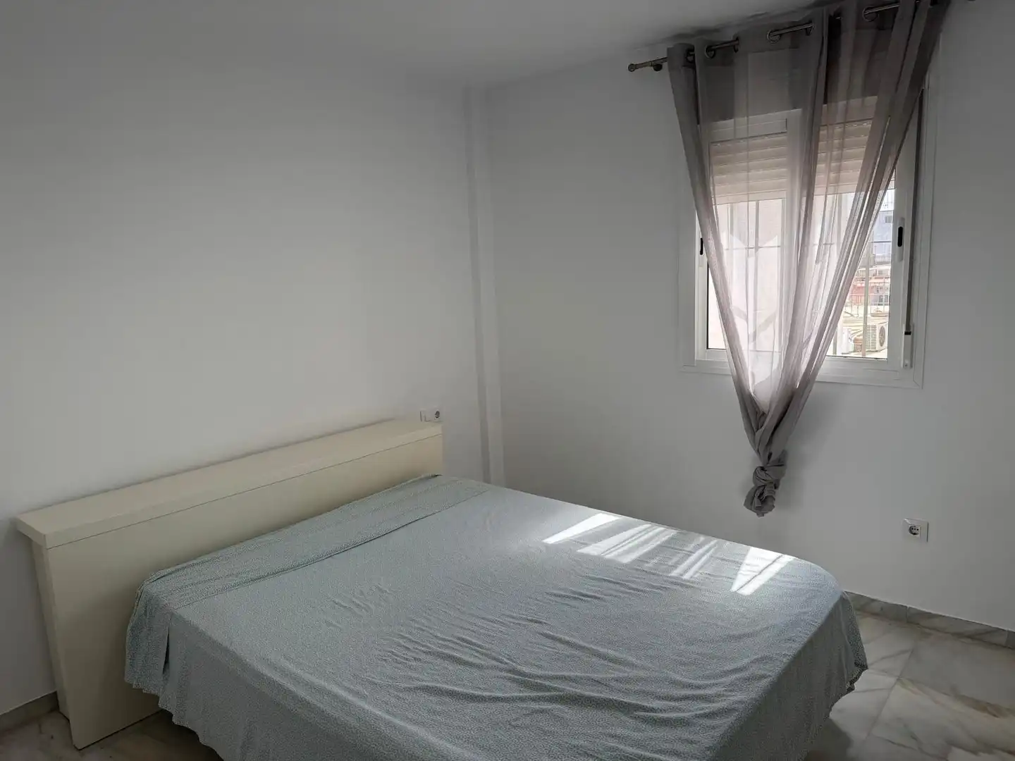 Schlafzimmer von Wohnungen zur Miete in Dos Hermanas mit Klimaanlage, Terrasse und Möbliert