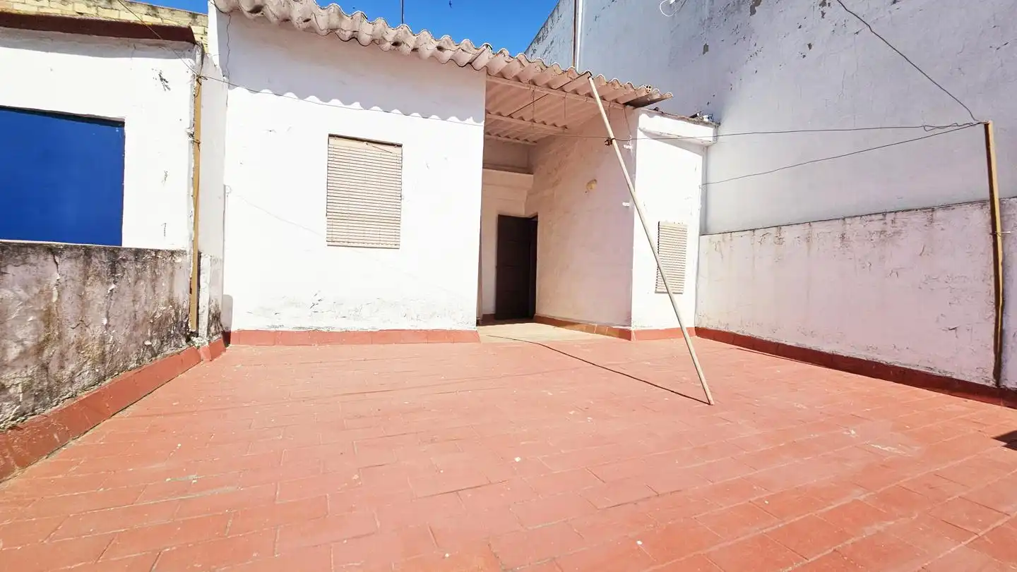 Vista exterior de Casa adosada en venda en Coria del Río amb Terrassa