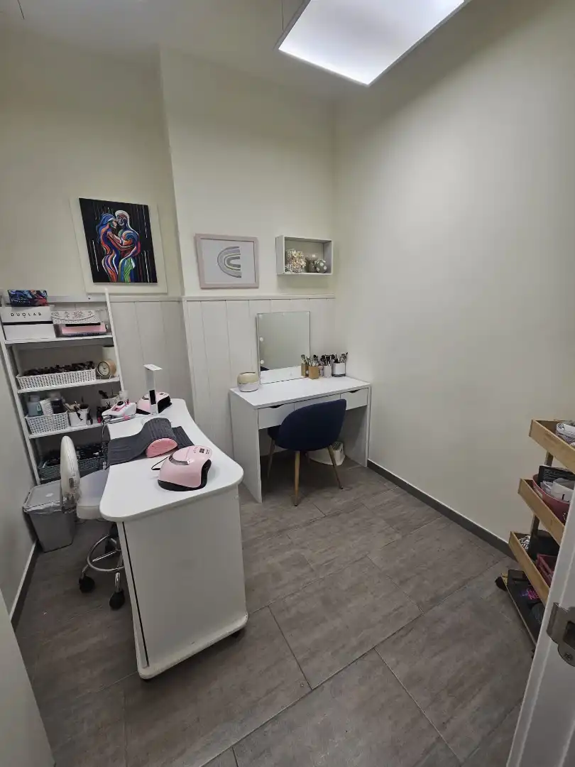 Local comercial en traspaso en Carrer Pere Joan Perpinyà 5, imagen 2