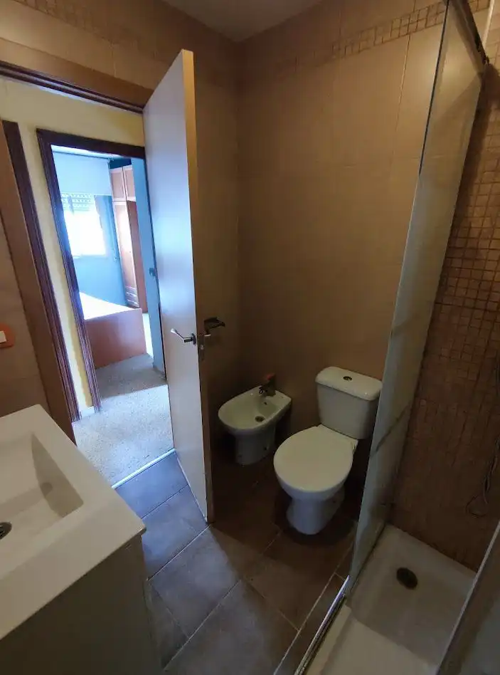 Bathroom of Flat for sale in Sevilla  with Air Conditioner and Storage room