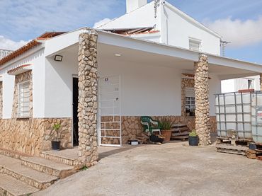 Chalet con piscina en venta en Caudete