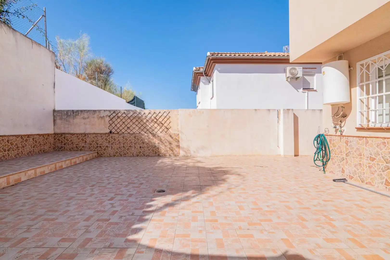 Casa aparellada amb terrassa en venda a Jun, imagen 13