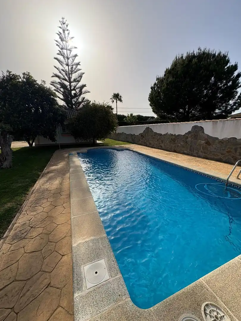 Piscina de Casa o chalet de alquiler en Chiclana de la Frontera con Aire acondicionado, Jardín privado y Piscina