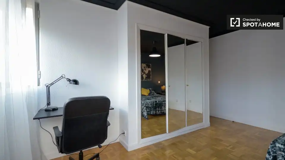 Habitación de Piso de alquiler en Alcalá de Henares con Aire acondicionado, Calefacción y Amueblado