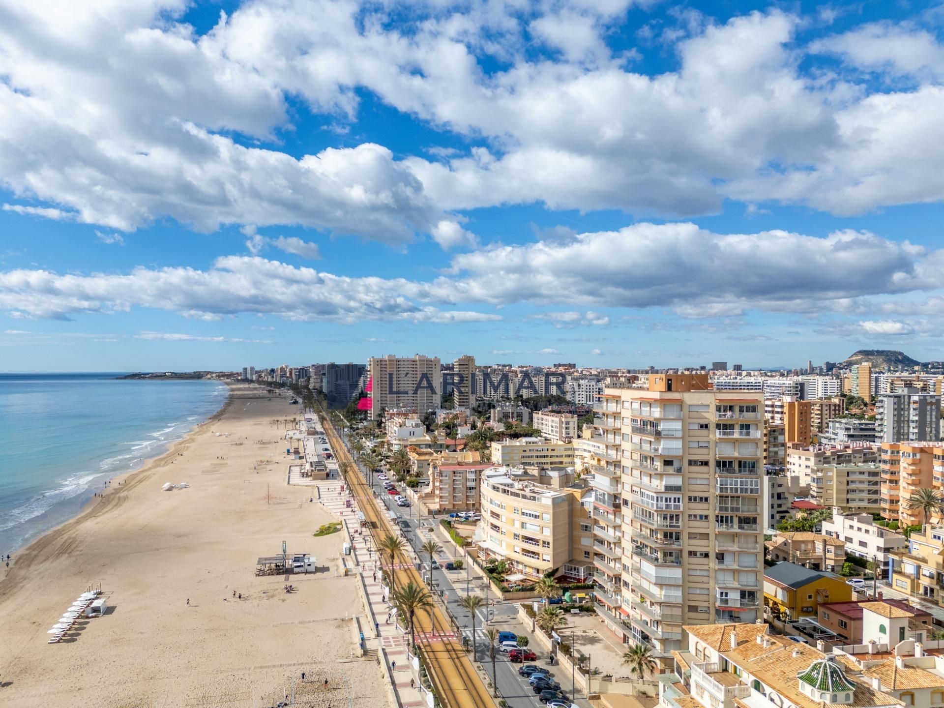 Vista exterior de Pis en venda en El Campello amb Terrassa i Balcó