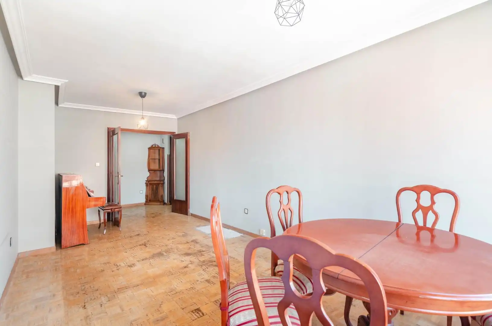 Menjador de Apartament en venda en Oviedo  amb Calefacció, Terrassa i Balcó