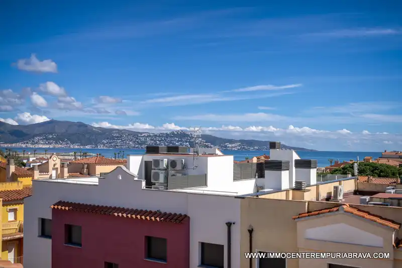 Vista exterior de Àtic en venda en Empuriabrava amb Aire condicionat, Calefacció i Terrassa